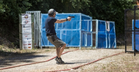 Bitonto, in un'ex cava si pratica il "tiro dinamico": «Non basta saper sparare, serve velocità»
